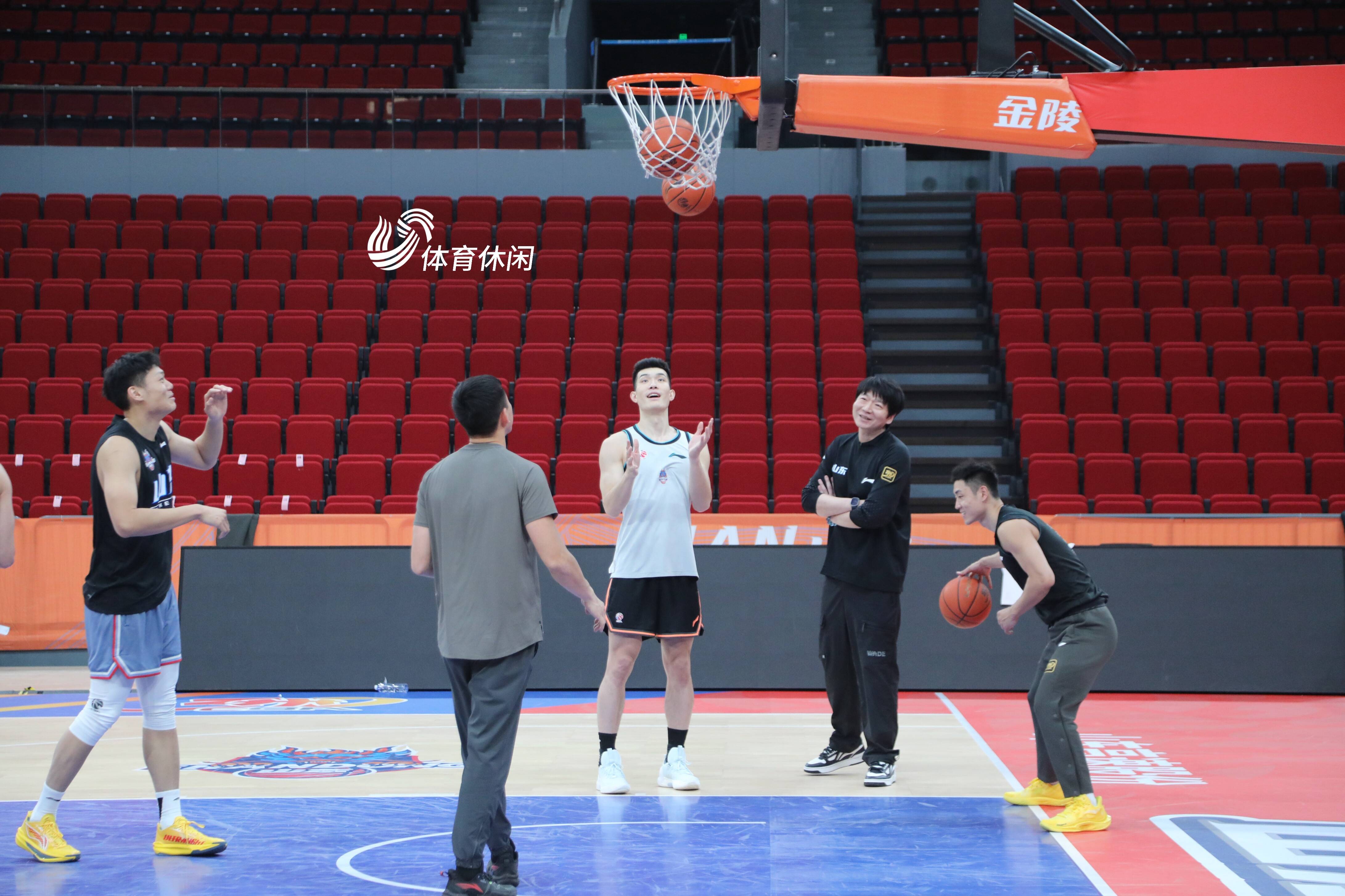 B体育体育下载-上海男篮惜败青岛雄鹿，积极备战下一场的简单介绍