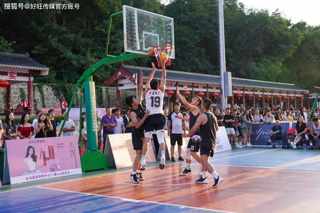 火热的篮球赛事,引来众多球迷观赏的简单介绍 火热的篮球赛事,引来众多球迷观赏的简单介绍