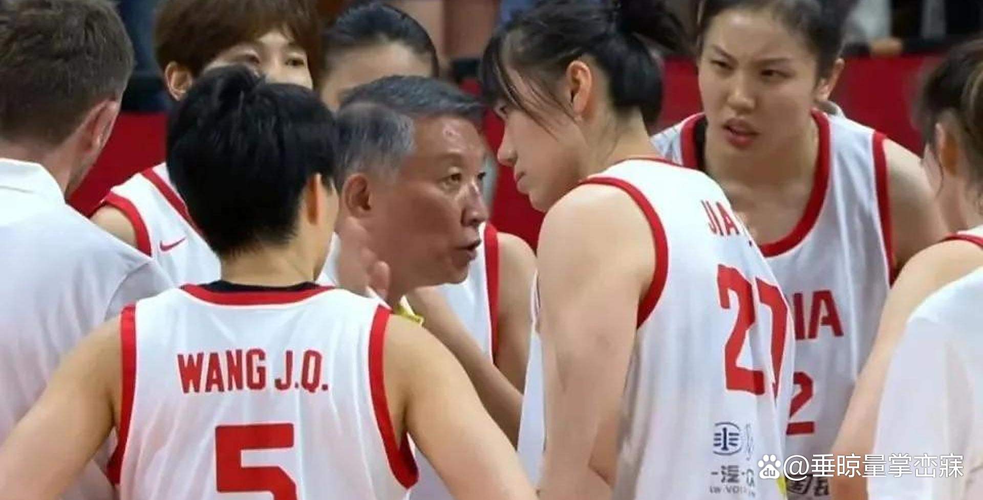 比赛的结果引发了球迷们的热议与讨论