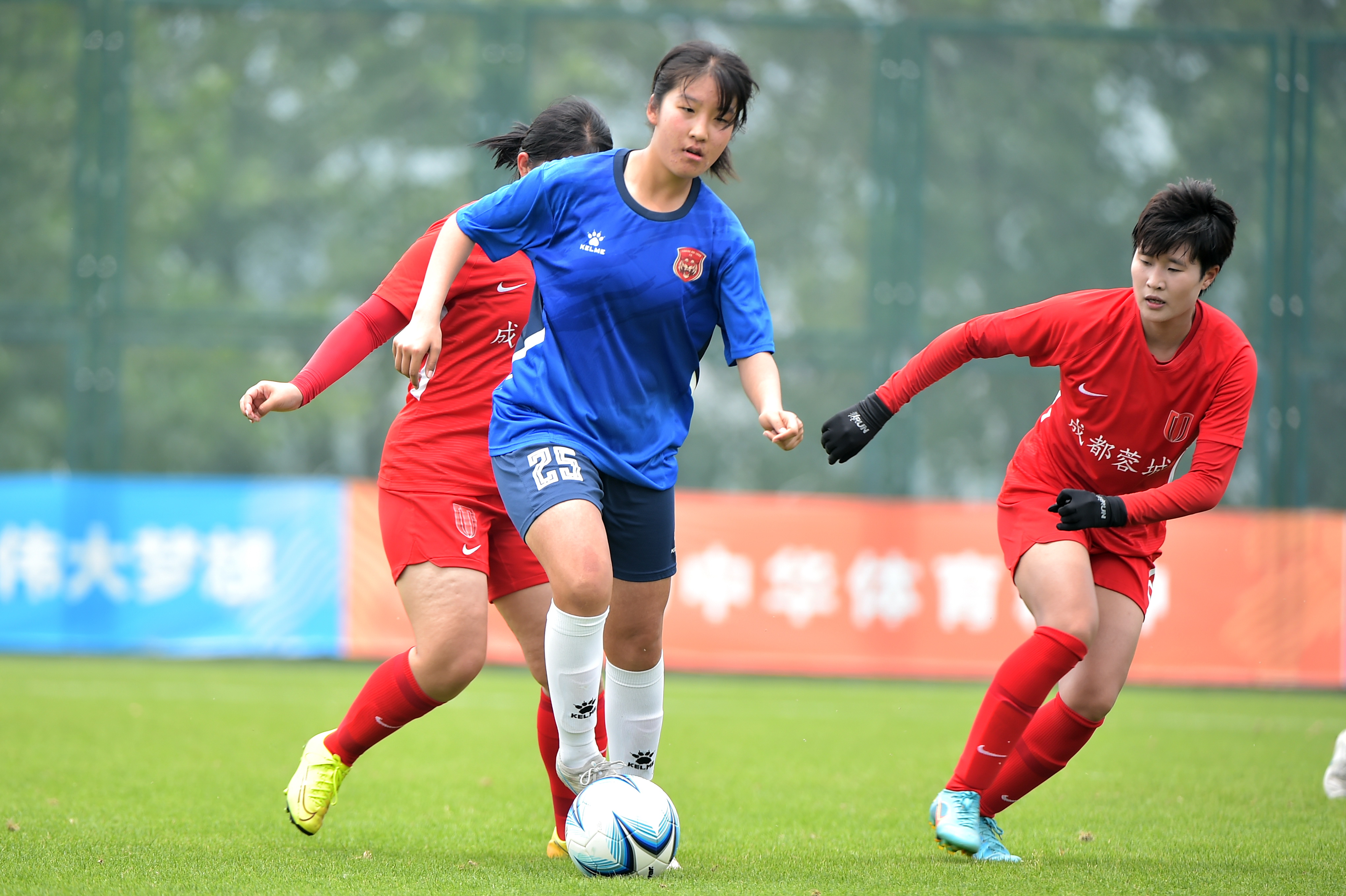 B体育体育下载-中东女足联赛中涌现出颇具潜力的球员