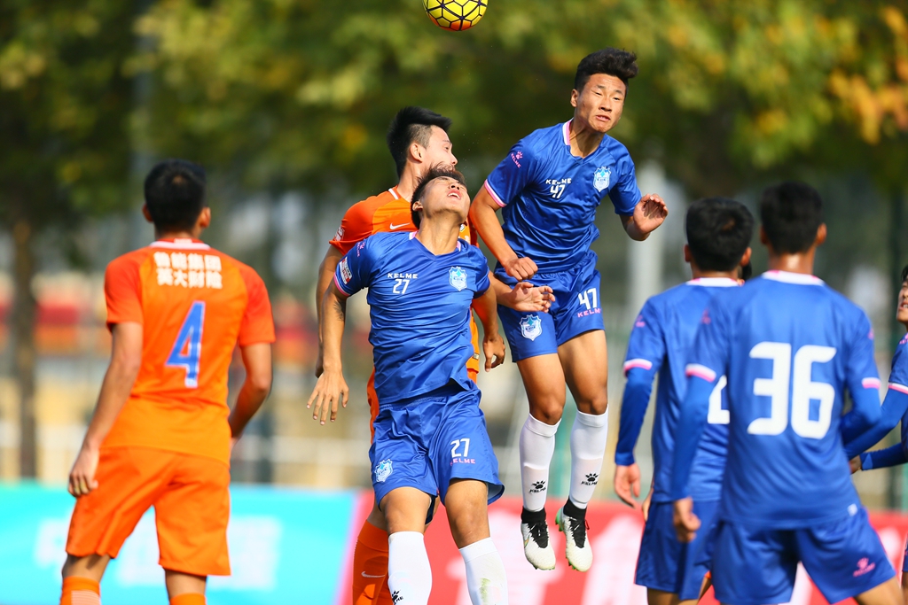 河北精英中场频传威胁球，逼得对手不得不放手防守