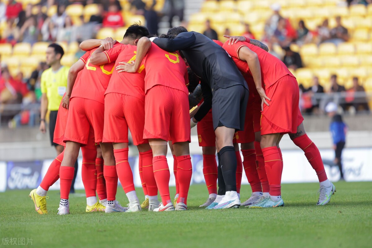 风云再起:足球热情在赛场上燃烧 风云再起:足球热情在赛场上燃烧