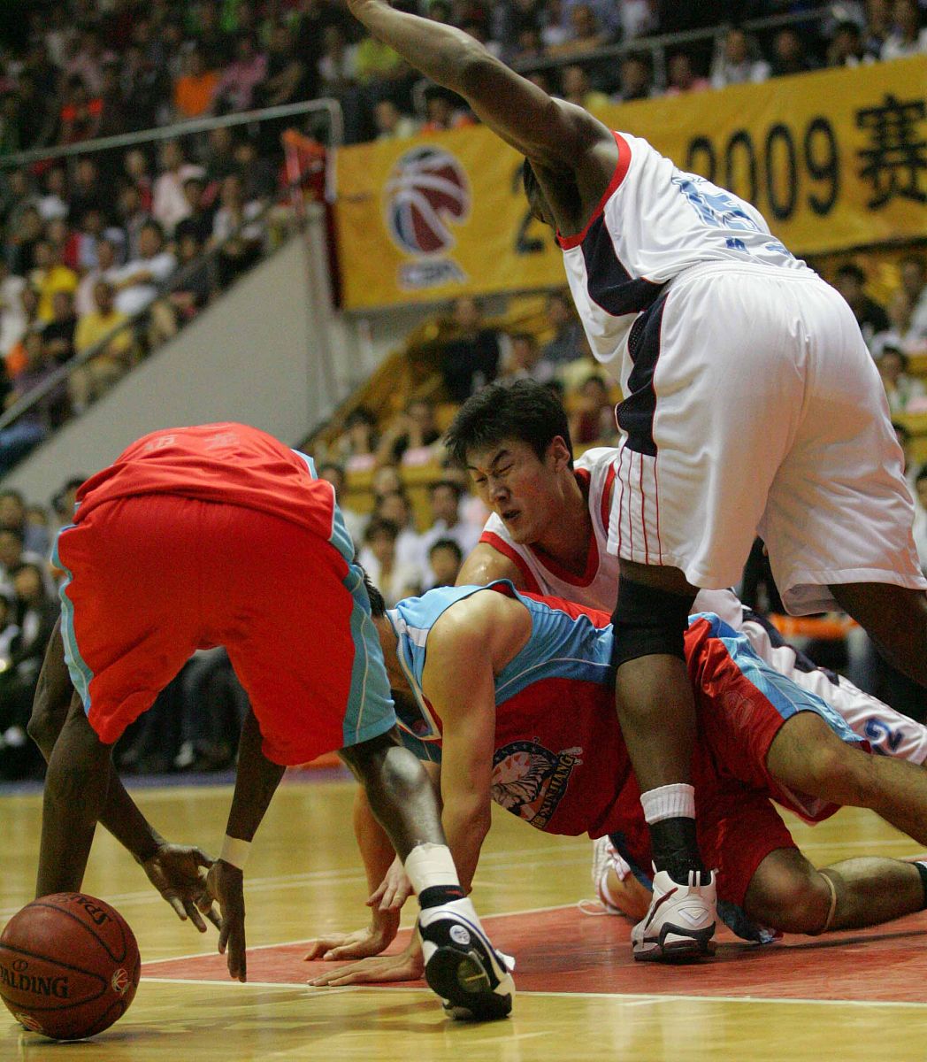 运动员们在赛场上争分夺秒,争取胜利 运动员们在赛场上争分夺秒,争取胜利