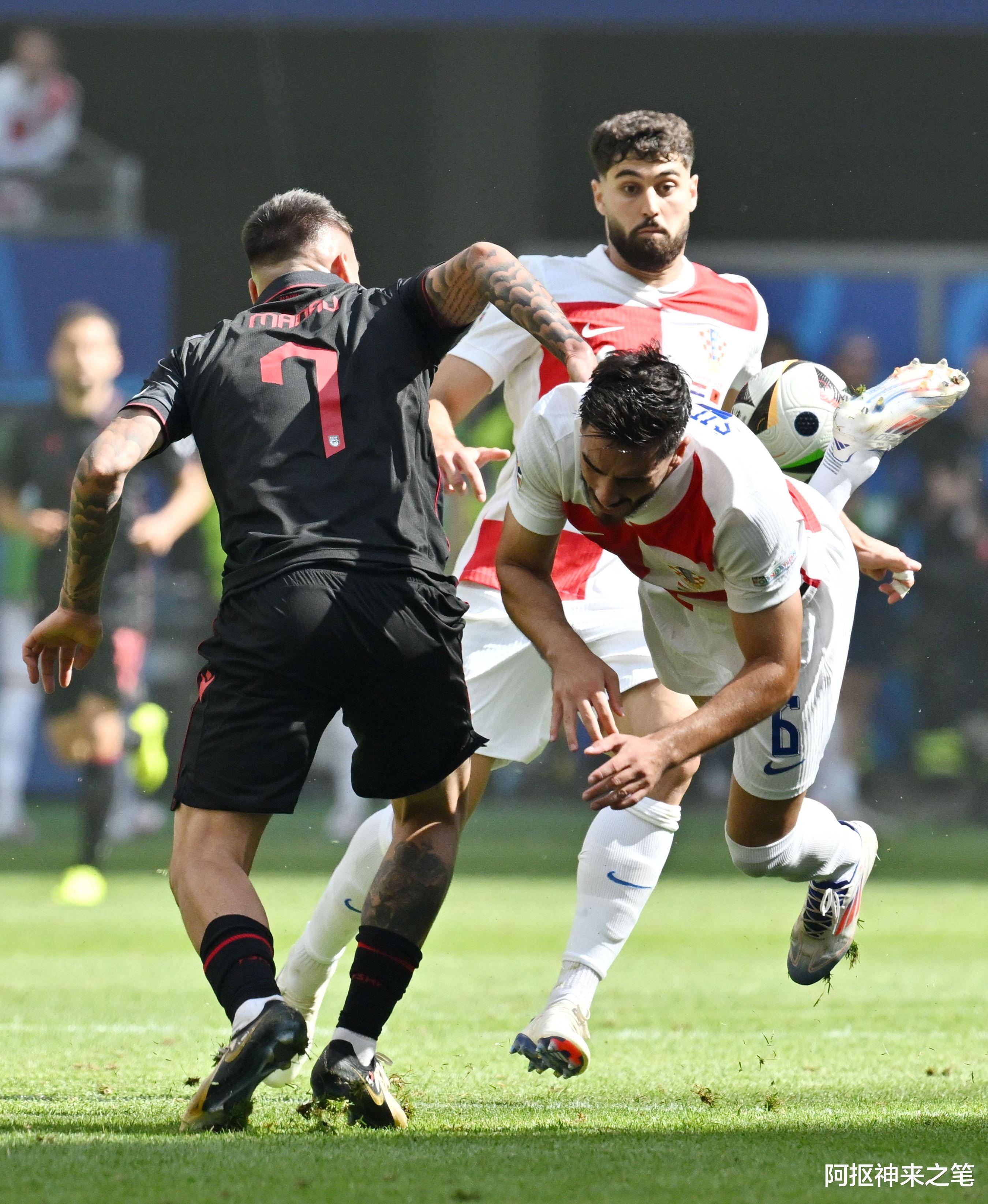 阿尔巴尼亚队挺进淘汰赛,表现令人满意 阿尔巴尼亚队挺进淘汰赛,表现令人满意