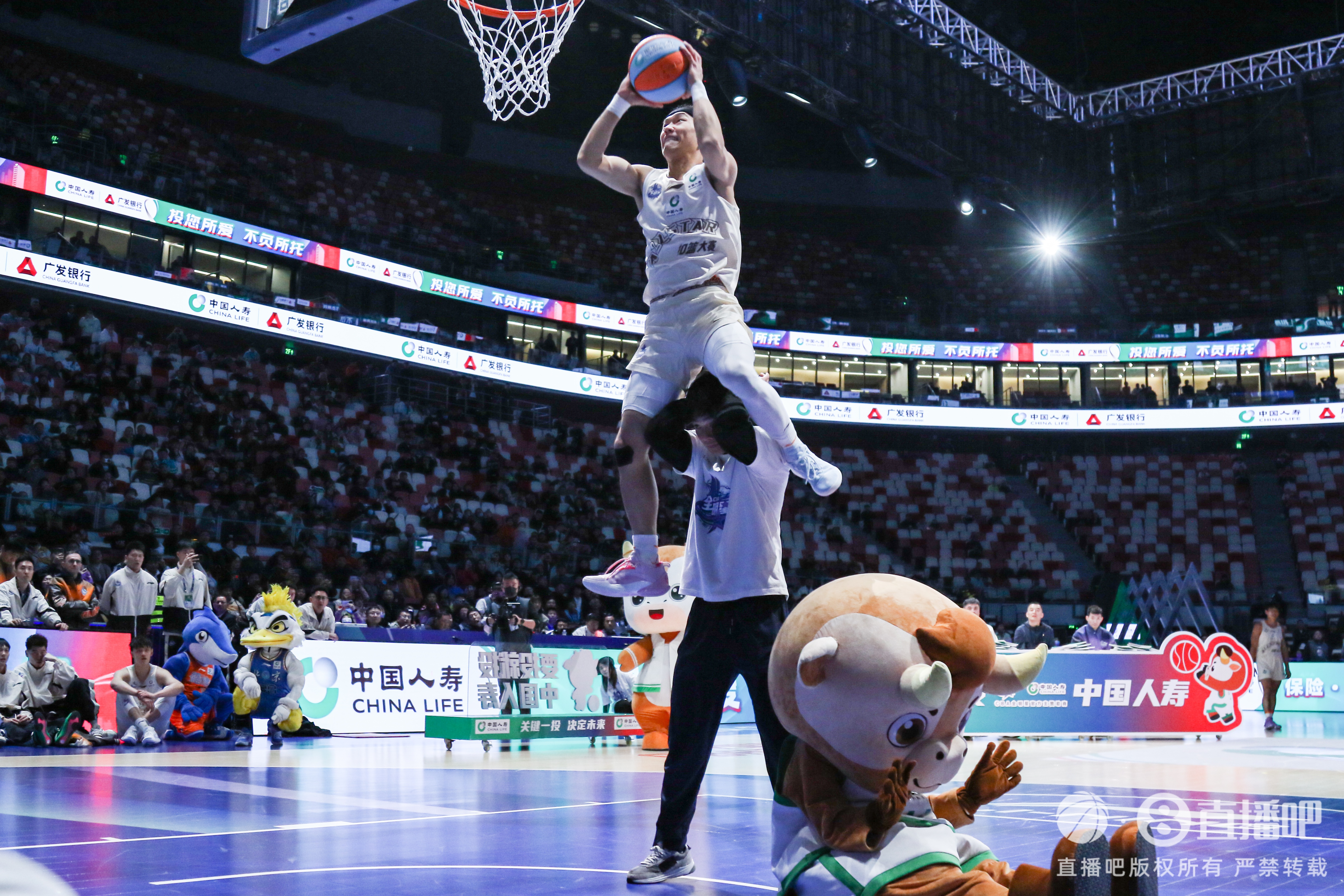 体育明星争相参加篮球明星赛，展现出色球技的简单介绍