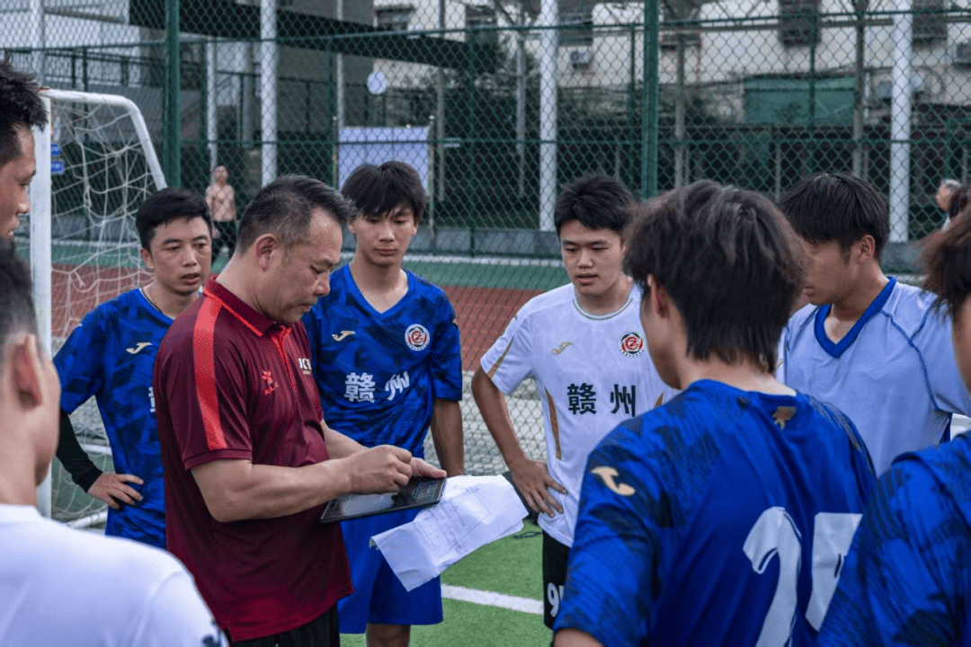 B体育体育官方-体育界喧嚣足球盛事，球队斗志昂扬争胜的简单介绍