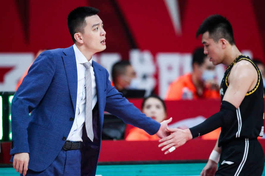 精英对决，场上火药味十足，观众沸腾