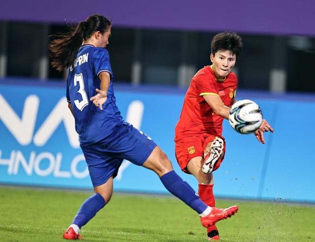 亚洲女足选手在比赛中奋勇拼搏