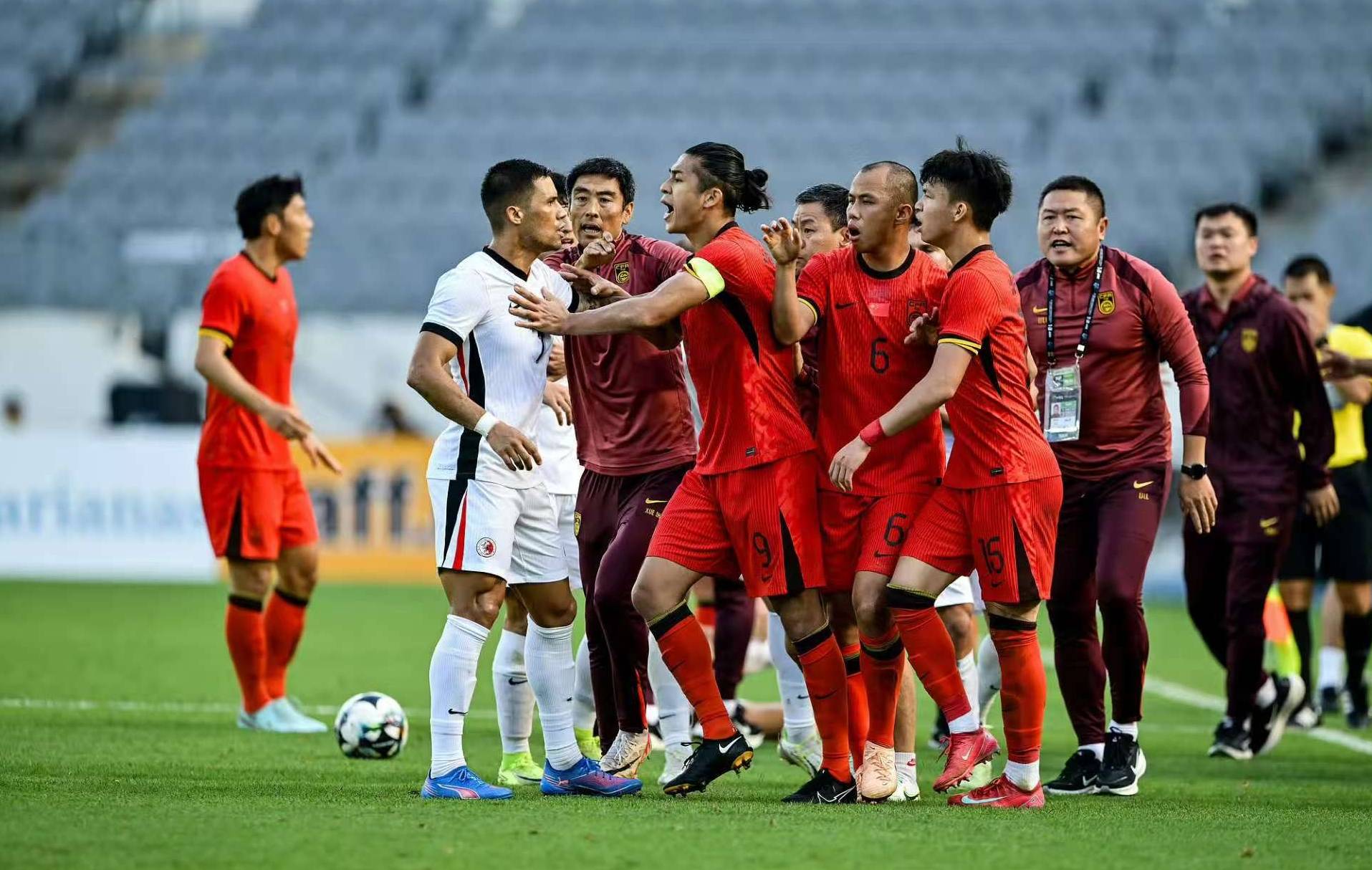 B体育体育网页版-足球风云变幻，国内联赛中强队互抢胜局，竞争激烈的简单介绍